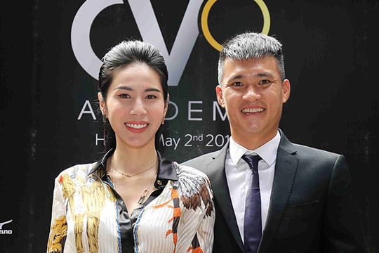 Thủy Tiên diện set đồ hiệu hơn một tỷ đồng sánh vai chồng