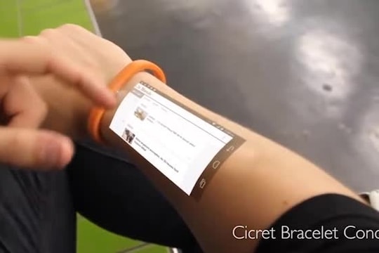 Đồng hồ thông minh biến cánh tay thành màn hình cảm ứng