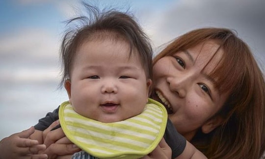 Chồng 'trả công' cho vợ vì con được bú sữa mẹ hoàn toàn