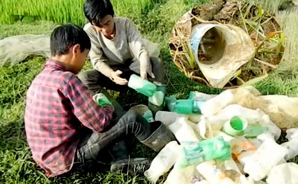 'Tuyệt chiêu' cao thủ dùng chai nhựa bắt cáy, kiếm tiền triệu mỗi ngày
