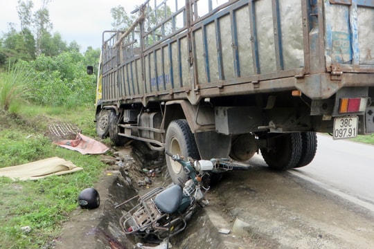 Người đàn ông buôn gà chết thảm sau khi va chạm với xe tải