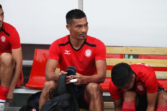 Cầu thủ TP HCM bị phạt nặng vì đá “láo” trận SLNA