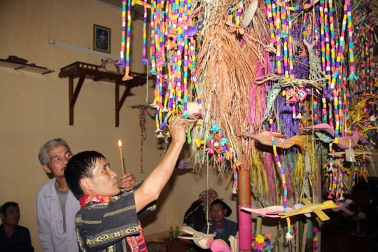 Sặc sỡ cây Xăng Khan của người Thái Nghệ An