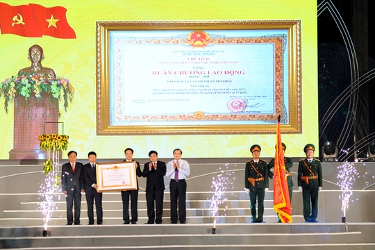Thị xã Thái Hòa kỷ niệm 10 năm thành lập, đón nhận Huân chương Lao động hạng Nhì
