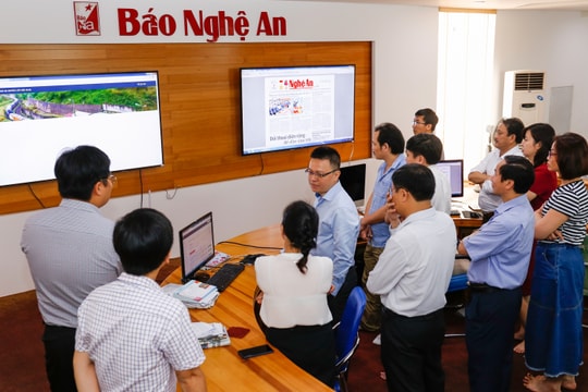 Thông tấn xã Việt Nam trao đổi kinh nghiệm phát triển truyền thông với Báo Nghệ An