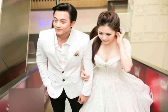 Hương Tràm tình tứ khoác tay Mai Tài Phến đi sự kiện