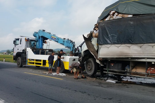 Tài xế xe tải gãy chân, phụ xe bị thương nặng sau cú đâm đuôi xe container