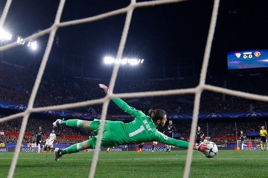 Pogba được vinh danh hay nhất tháng, MU mất De Gea 