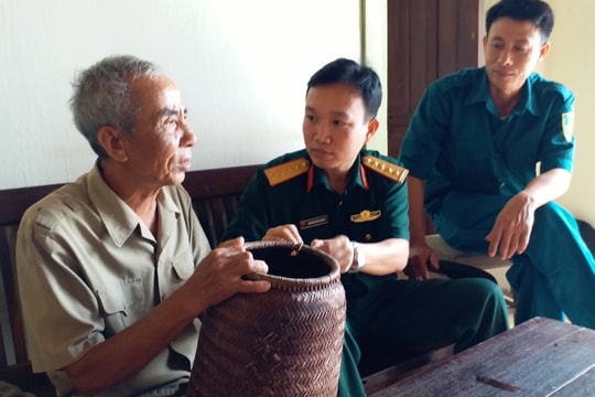 Bảo tàng Quân khu 4 tiếp nhận hiện vật do cựu binh hiến tặng