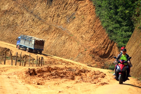 Sau mưa đầu mùa, tuyến đường Mậu Đức - Thạch Ngàn nát bươm