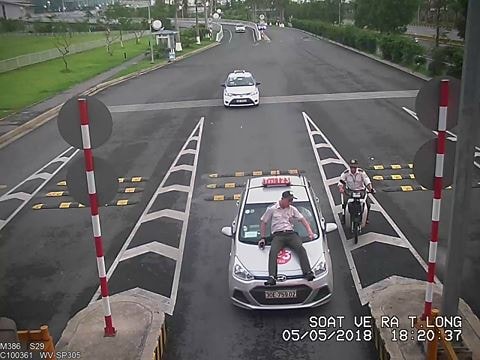Nhân viên sân bay bị lái xe hãng taxi 123 hất bay lên nắp capo