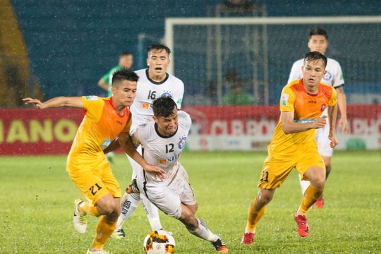 10 phút mưa rào đầy kịch tính và cảm xúc trên sân Lạch Tray