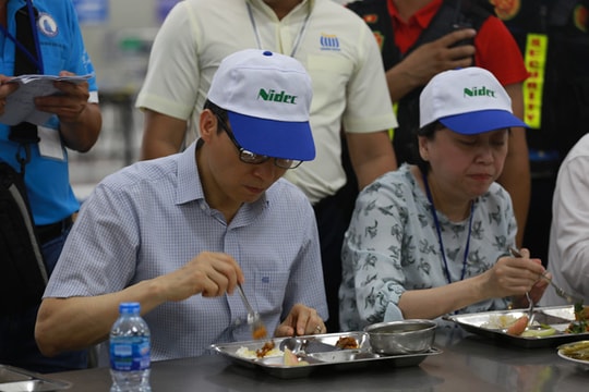 Phó Thủ tướng Vũ Đức Đam ăn suất cơm công nhân 15.000 đồng