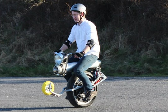 Xe cân bằng một bánh có thân hình độc đáo