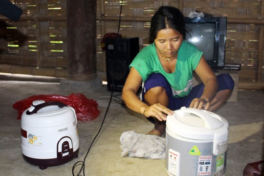 Lần đầu tiên người dân bản Đan Lai dùng nồi cơm điện, tủ lạnh