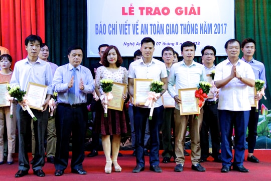Trao giải 21 tác phẩm báo chí viết về an toàn giao thông năm 2017
