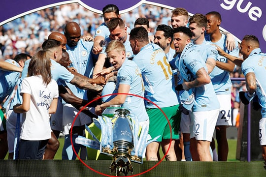 Cầu thủ Man City hất đổ Cup vô địch vì mải ăn mừng
