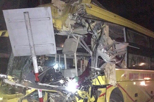 Hà Tĩnh: Ô tô khách tông đuôi xe container 2 người chết, 14 người bị thương