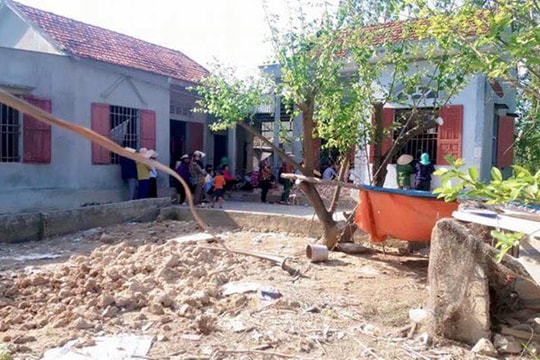 Đi ăn đám giỗ nhà thông gia về, hai vợ chồng bị xe khách tông tử vong