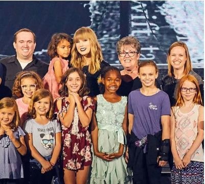 Taylor Swift mời 2.000 trẻ em mồ côi dự tổng duyệt tour diễn