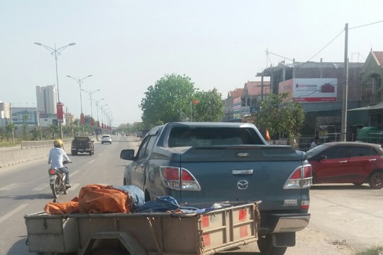 Xe máy lôi ra Quốc lộ va chạm xe bán tải, hai người bị thương