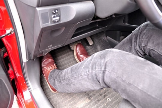 7 bước xử lý nhanh khi ô tô kẹt chân ga 