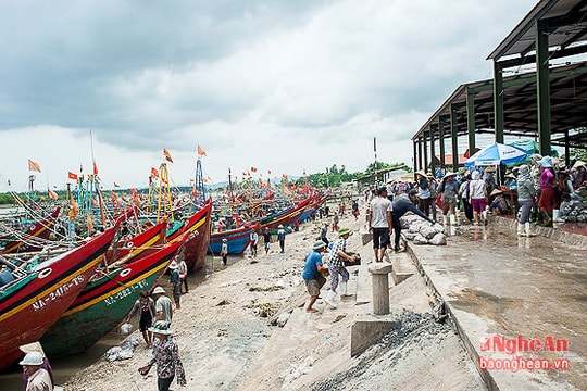 Lạch Vạn bồi lắng, cử tri gửi gắm nỗi lo với đại biểu Quốc hội