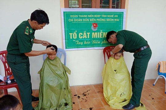 “Tay kéo biên phòng” cắt tóc miễn phí cho người dân vùng biên