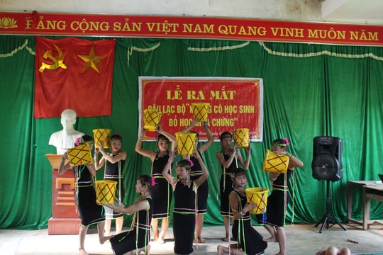 Bản nghèo thành lập Câu lạc bộ “Không có học sinh bỏ học giữa chừng”