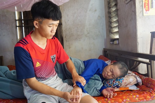 Mẹ ung thư, cha tàn tật, đường đến trường của nam sinh mờ mịt
