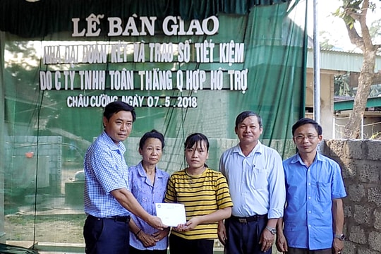 Quỳ Hợp: Bàn giao 2 nhà Đại đoàn kết và sổ tiết kiệm cho hộ nghèo  ​