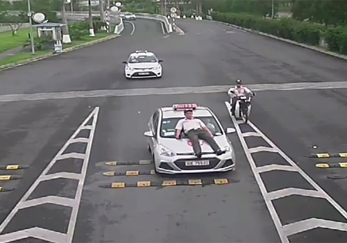 Lái xe taxi hất nhân viên sân bay lên capô bị bắt