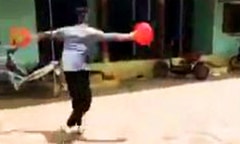 Cách vẩy khô rau sống bá đạo của nam thanh niên