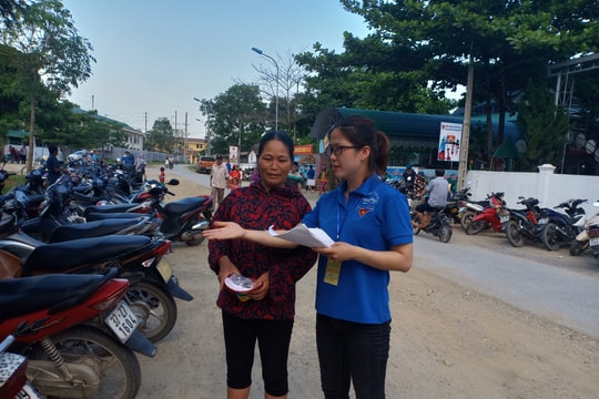 Thanh niên xung kích lập lại trật tự giao thông trước cổng trường 