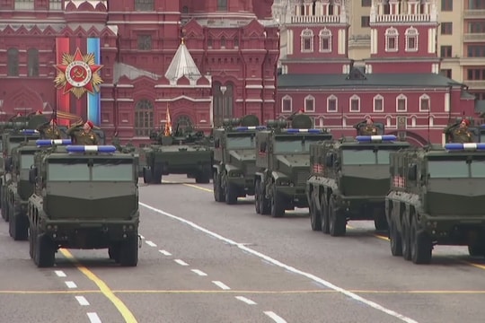 Nga phô diễn nhiều khí tài quân sự mới từng thử nghiệm tại Syria