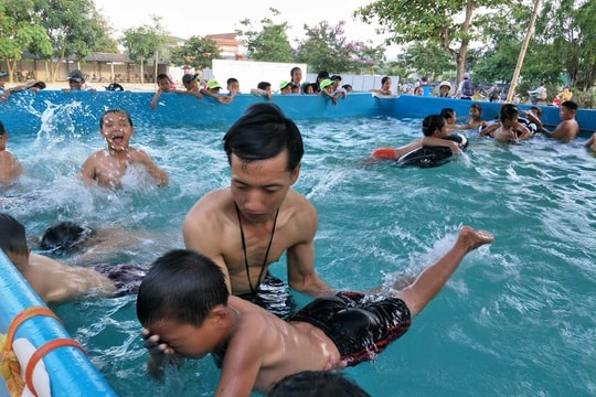 Ngôi trường miền núi mở lớp dạy bơi cho gần 100 học sinh