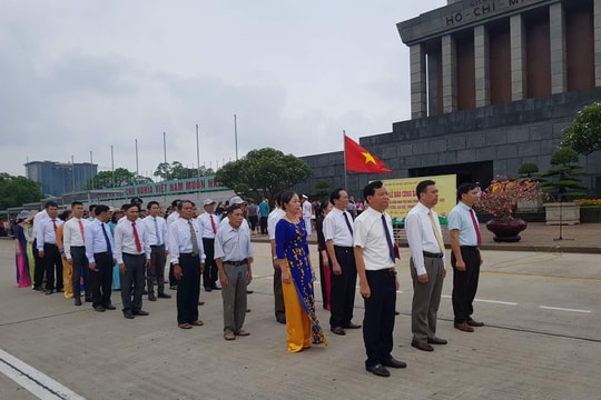 Đoàn đại biểu huyện Quỳnh Lưu dâng hương báo công với Bác tại Thủ đô Hà Nội