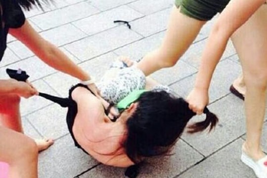Cô gái trẻ rủ bạn dằn mặt ‘tình địch’