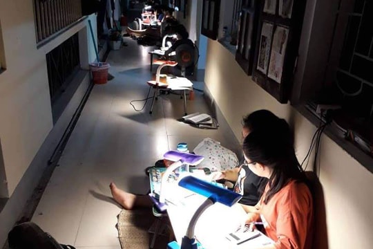 Xúc động hình ảnh học sinh Nghệ An chong đèn ôn bài dưới tiết trời nóng bức