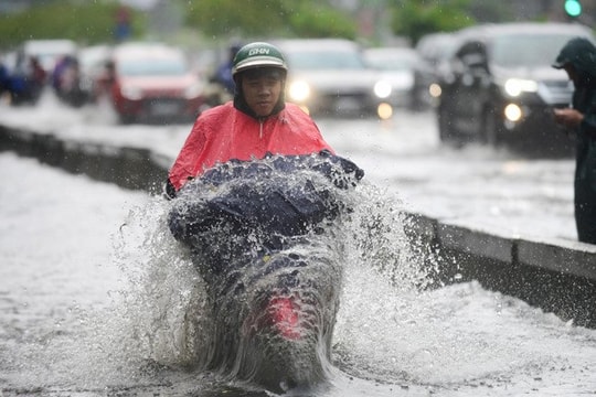 Những thói quen xấu khi tham gia giao thông mùa mưa
