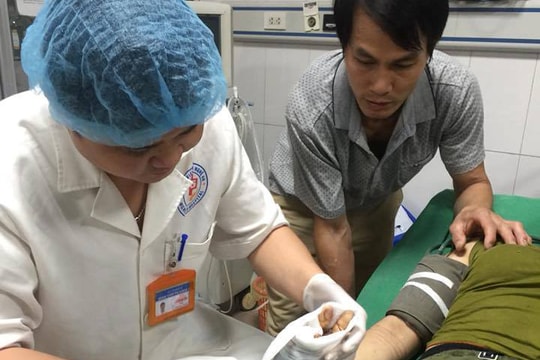Dùng cưa sắt, máy cắt gạch cứu tay bệnh nhân mắc trong máy xay thịt