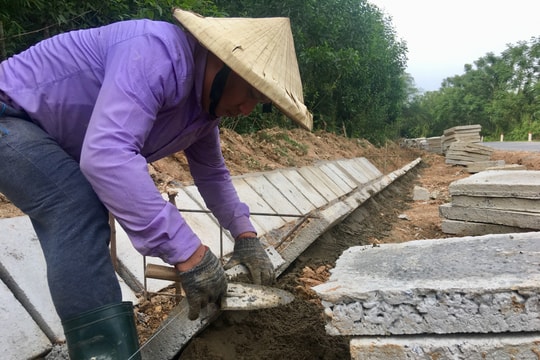 Xây dựng hệ thống mương thoát nước trên Quốc lộ 15A