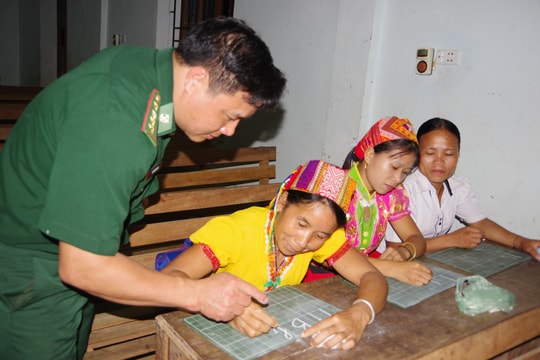 Lớp học xóa mù chữ nơi biên giới