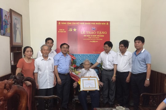 Phó Bí thư Tỉnh ủy trao Huy hiệu 70 tuổi Đảng tặng đảng viên lão thành