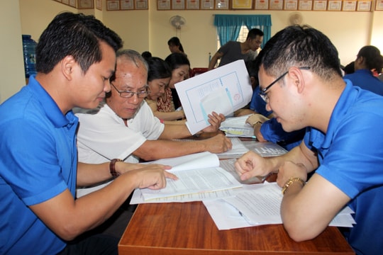 Đoàn thanh niên UBND TP. Vinh giúp hộ dân chung cư làm “sổ đỏ“