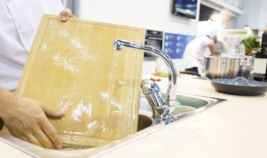 Giật mình 10 thứ chạm hàng ngày còn bẩn hơn nhà vệ sinh