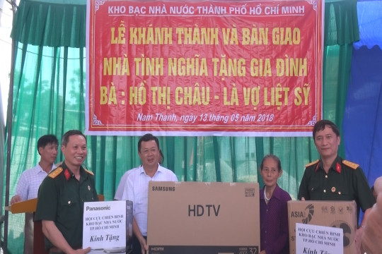 Bàn giao nhà tình nghĩa và trao thiết bị dạy học tại Nam Đàn