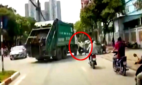 Ghê người với pha vượt xe máy trước ôtô, người đàn ông suýt bỏ mạng 