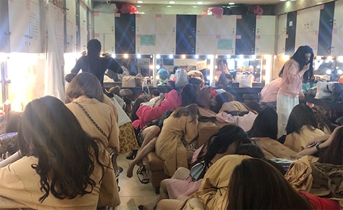 Trăm cảnh sát đột kích nhà hàng thác loạn bậc nhất thành phố