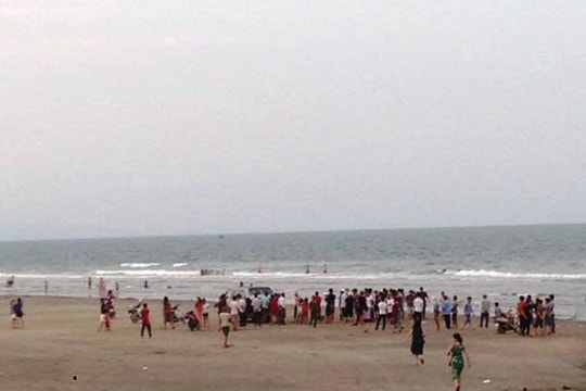Rủ nhau đi tắm biển, chồng đuối nước, vợ mang bầu nhập viện